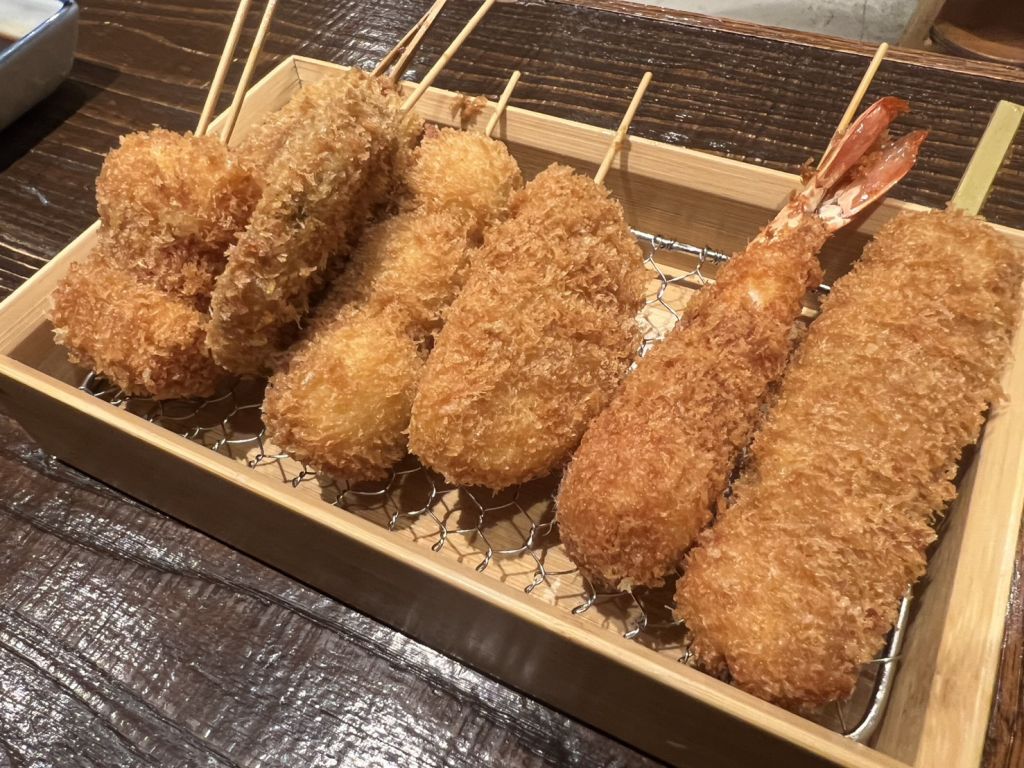 銀座美食【串カツ たぬき】藏在日比谷 OKUROJI 鐵道高架下！酥脆串炸推薦，下午也吃得到！