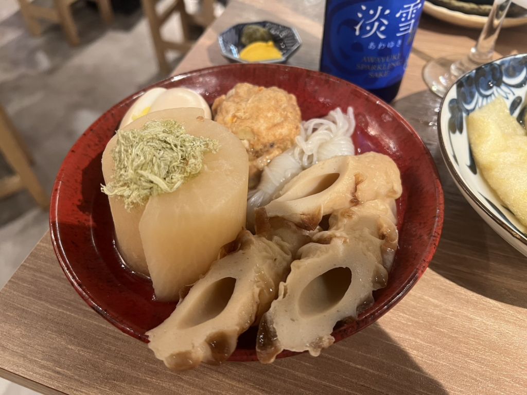 東京「新宿」【たけし（Odenya Takeshi）】離地鐵超近的關東煮專賣店 ，晚餐宵夜好選擇 ，慢燉雞腿必點 ！