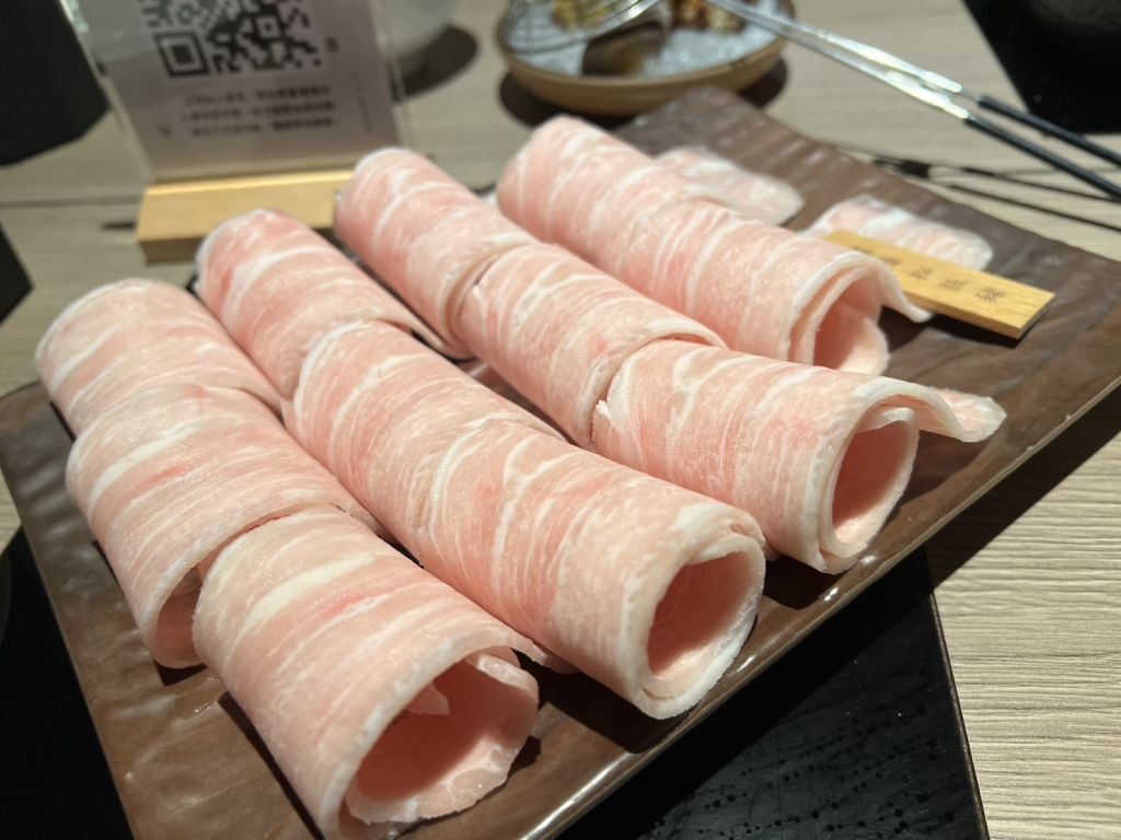 台北松江南京火鍋推薦【和十】日式精緻火鍋＋軌道送餐超可愛，環境寬敞乾淨、食材也很清爽！