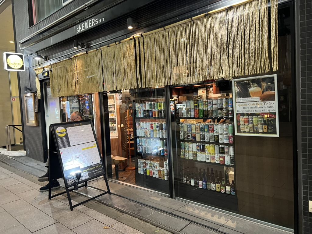 東京淺草宵夜推薦【sKEWERs Tokyo】質感串烤小酒館，氣氛舒服、炸玉米串很推薦！