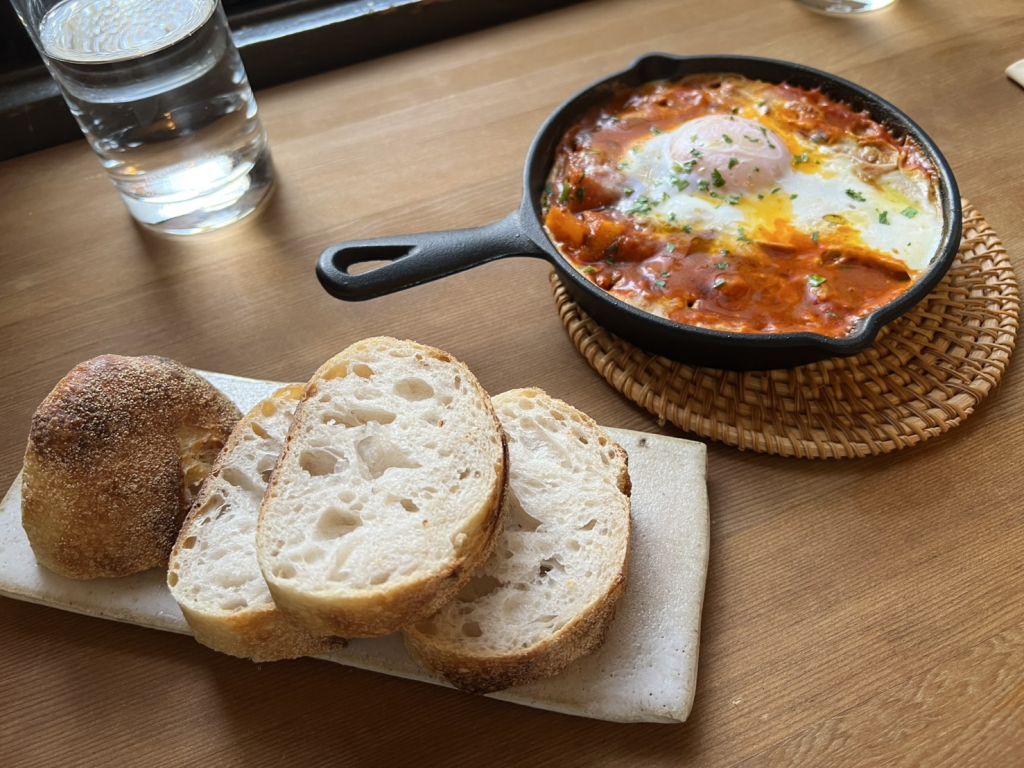 台南中西區早午餐推薦【Jimo 早午餐】巷弄內的異國料理小店，必點北非蛋與酸種麵包！