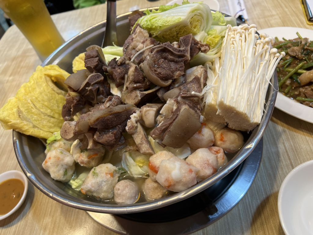 台北小巨蛋【莫宰羊】人氣羊肉爐餐廳，清燉湯頭耐喝、配料豐富！