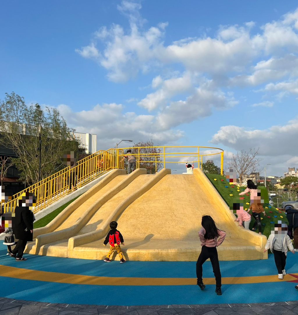宜蘭親子景點【陽明公園】市區裡的小型共融公園，攀爬系遊具很放電！