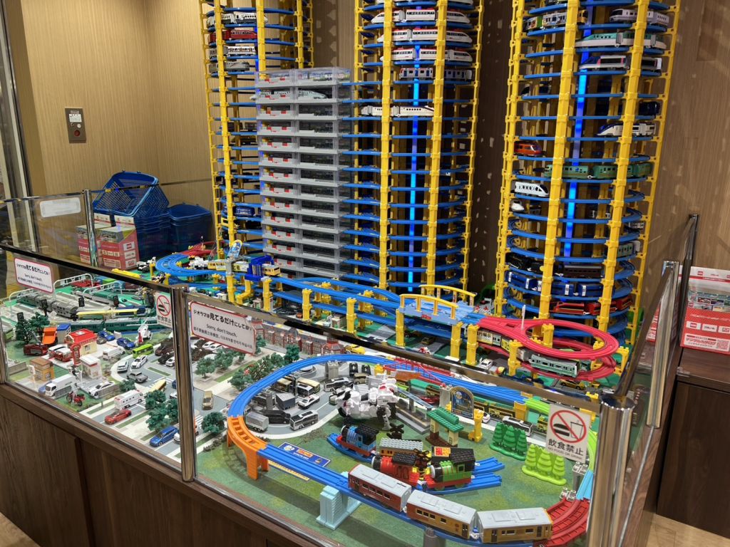 東京車站一番街必逛【Tomica Shop】客製化專屬小車車～小車迷必安排的親子行程！