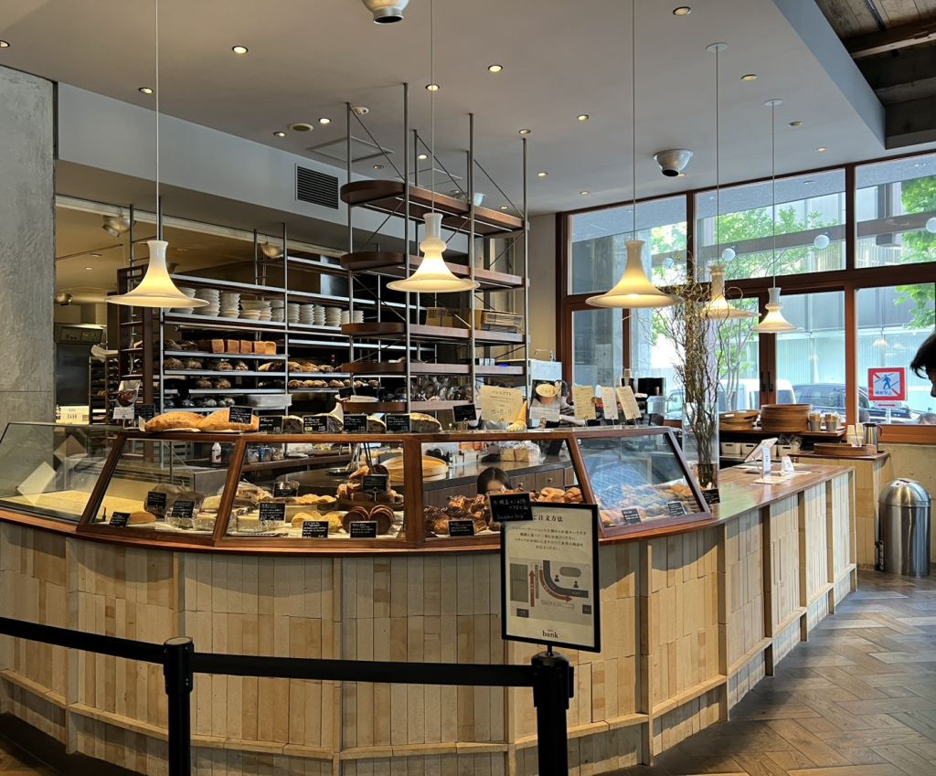 東京日本橋早餐推薦【Bakery Bank】 銀行改建麵包店，環境超美，麵包控不要錯過！