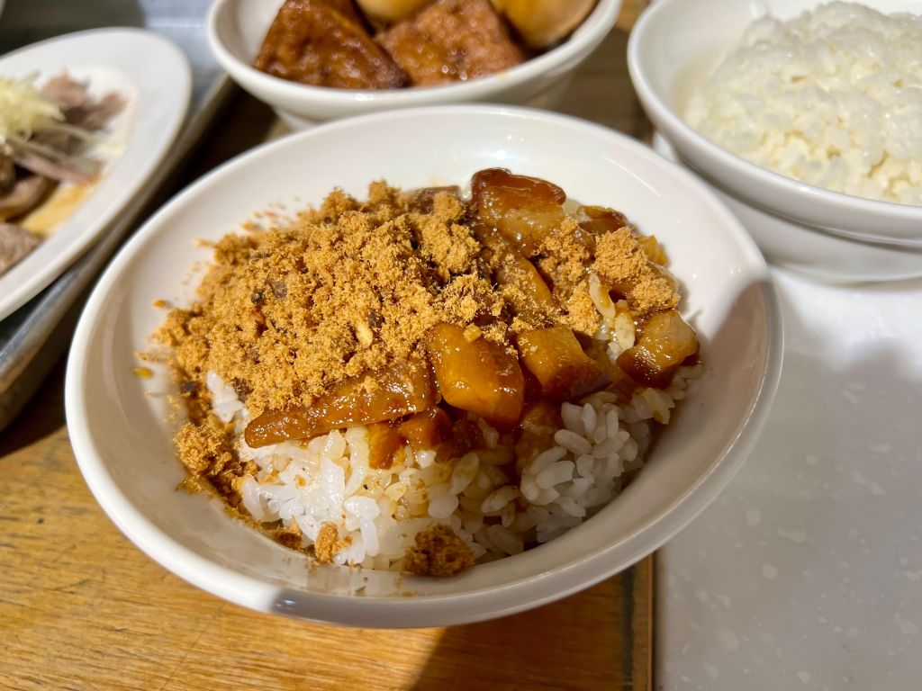 台北車站美食【北北車魯肉飯】文青風小吃店，必吃人氣魯肉飯，連日本藝人都大讚！