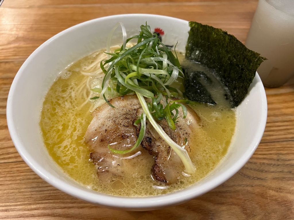 【鳥人拉麵】紐約來的日式雞白湯拉麵！工業風小店裡的濃郁雞湯香氣～