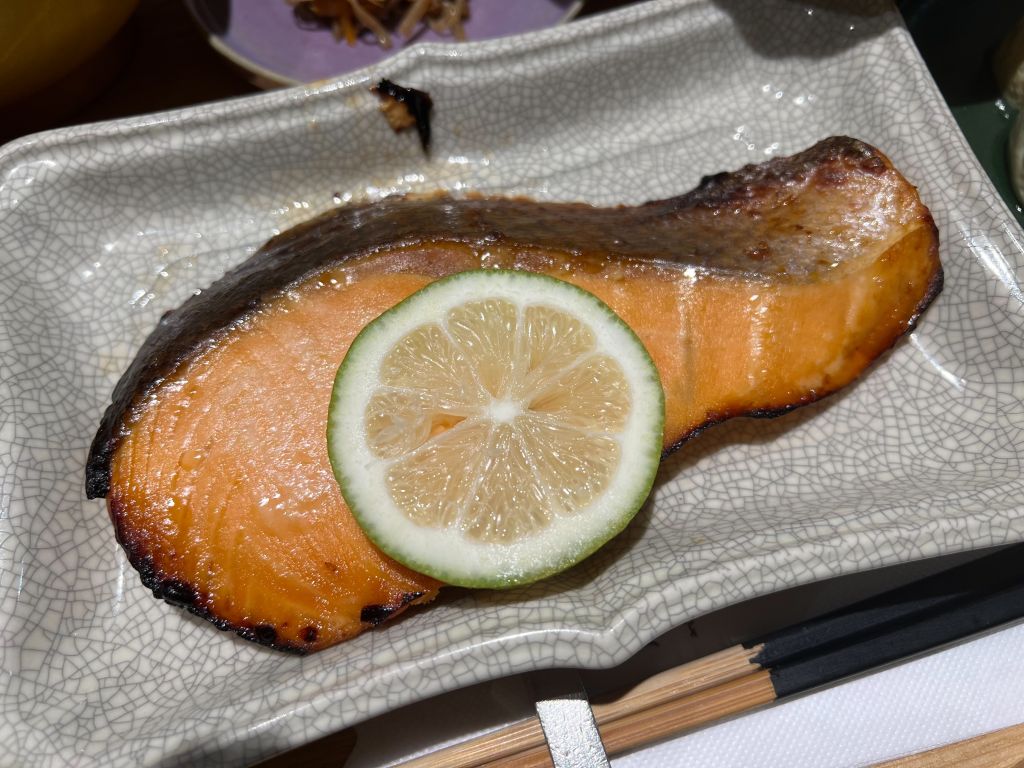 《小器食堂》台北中山站人氣日式定食！魚類超好吃、續飯不加價～