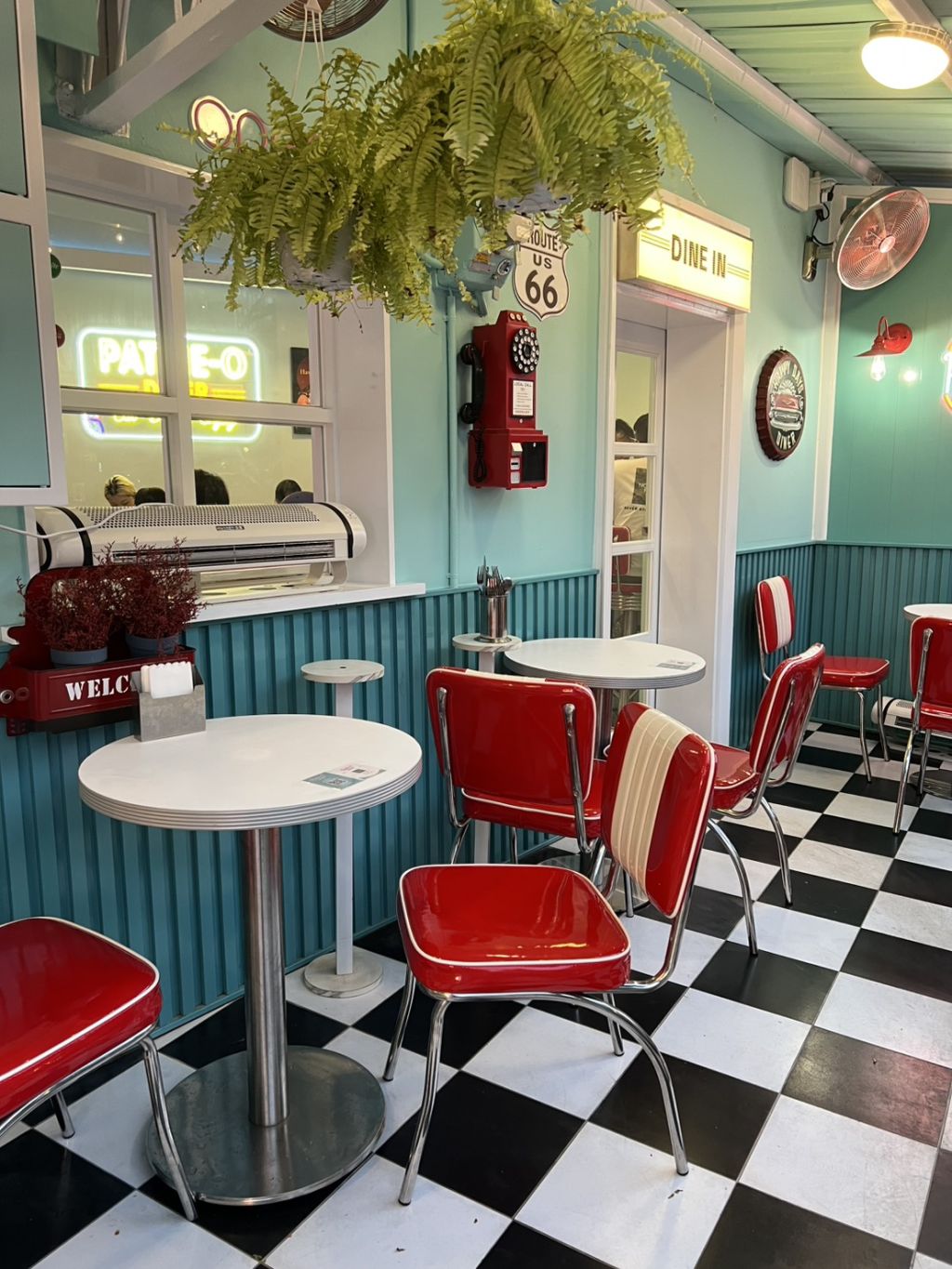 台北中山赤峰街美式餐廳推薦【PATTIE-O DINER】復古美式漢堡、炸雞、奶昔超好拍，罪惡感下午茶新選擇！