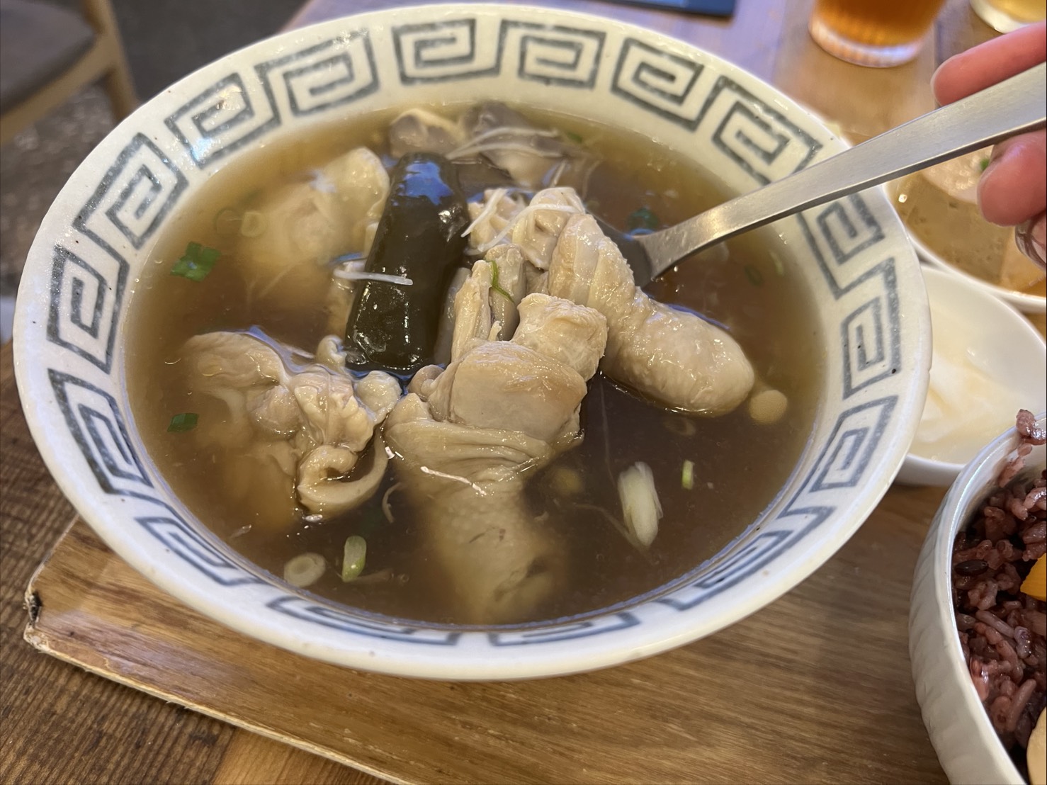 台北華山美食【北棲邸家】台味滿滿的特色簡餐！剝皮辣椒雞湯套餐必點～