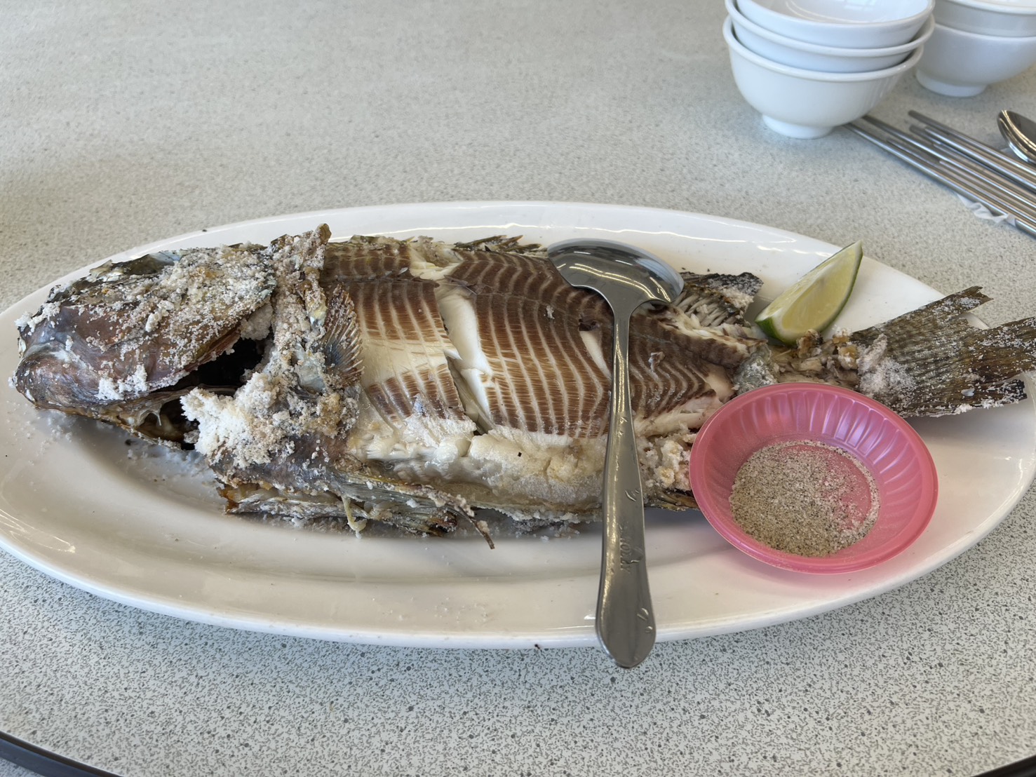 宜蘭海鮮合菜推薦【食塘烤魚】樸實道地的在地熱炒，停車方便、上菜速度快，適合多人聚餐！