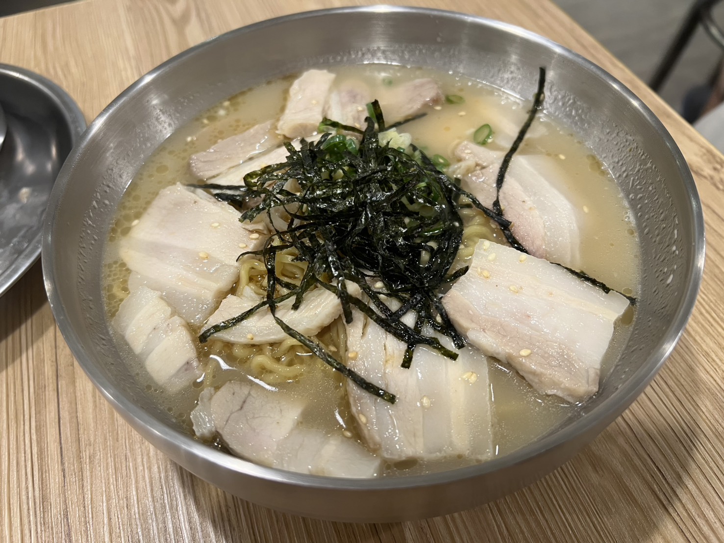 台北中山【釜山飛豬】韓式豬肉湯麵推薦～平價道地，肉量給得很有誠意！