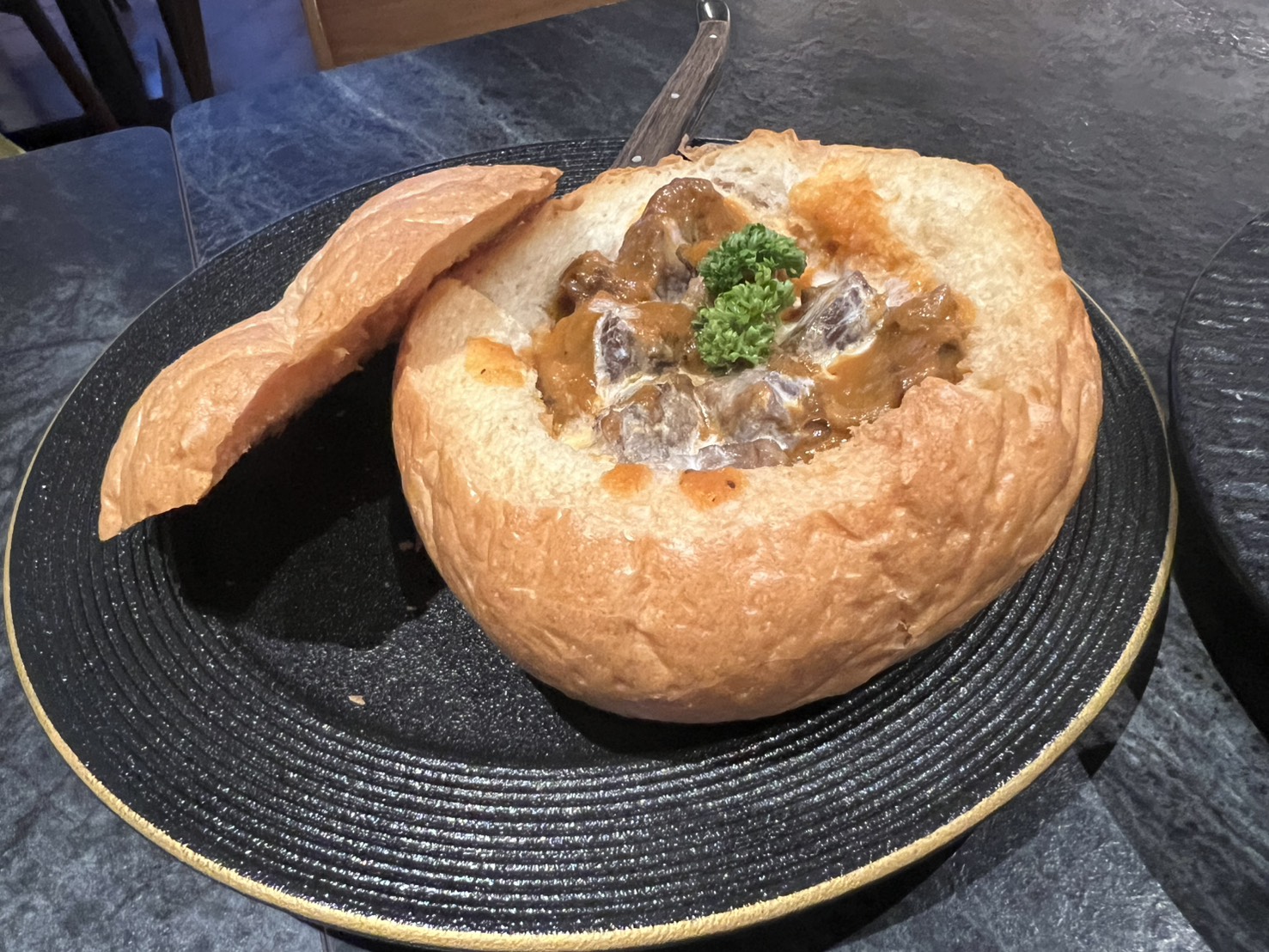 台北東區餐酒館推薦【Mellow Bar & Restaurant】週末中午就開門，空間寬敞、精釀啤酒很適合看球聚餐！