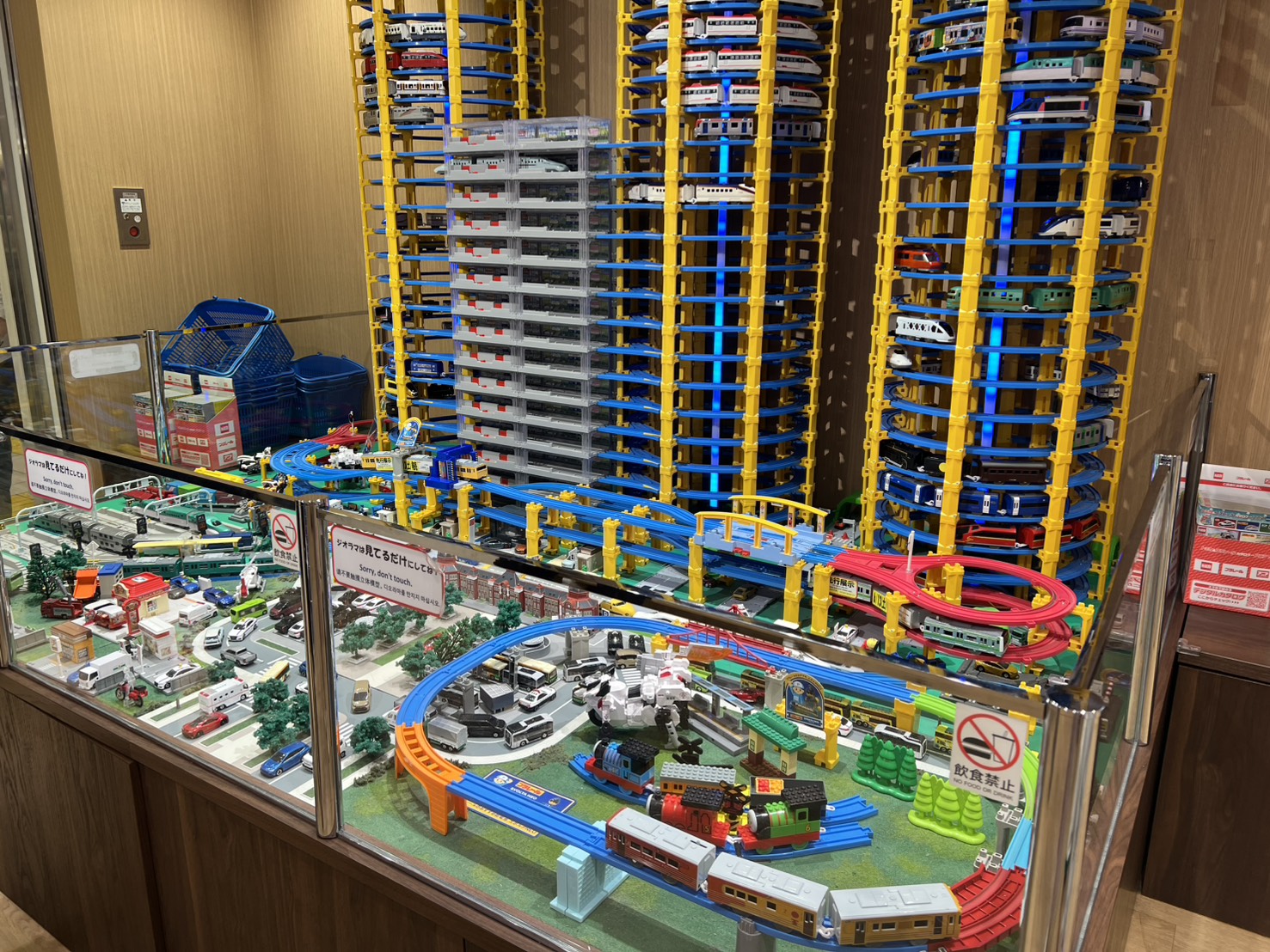 東京車站一番街必逛【Tomica Shop】客製化專屬小車車～小車迷必安排的親子行程！