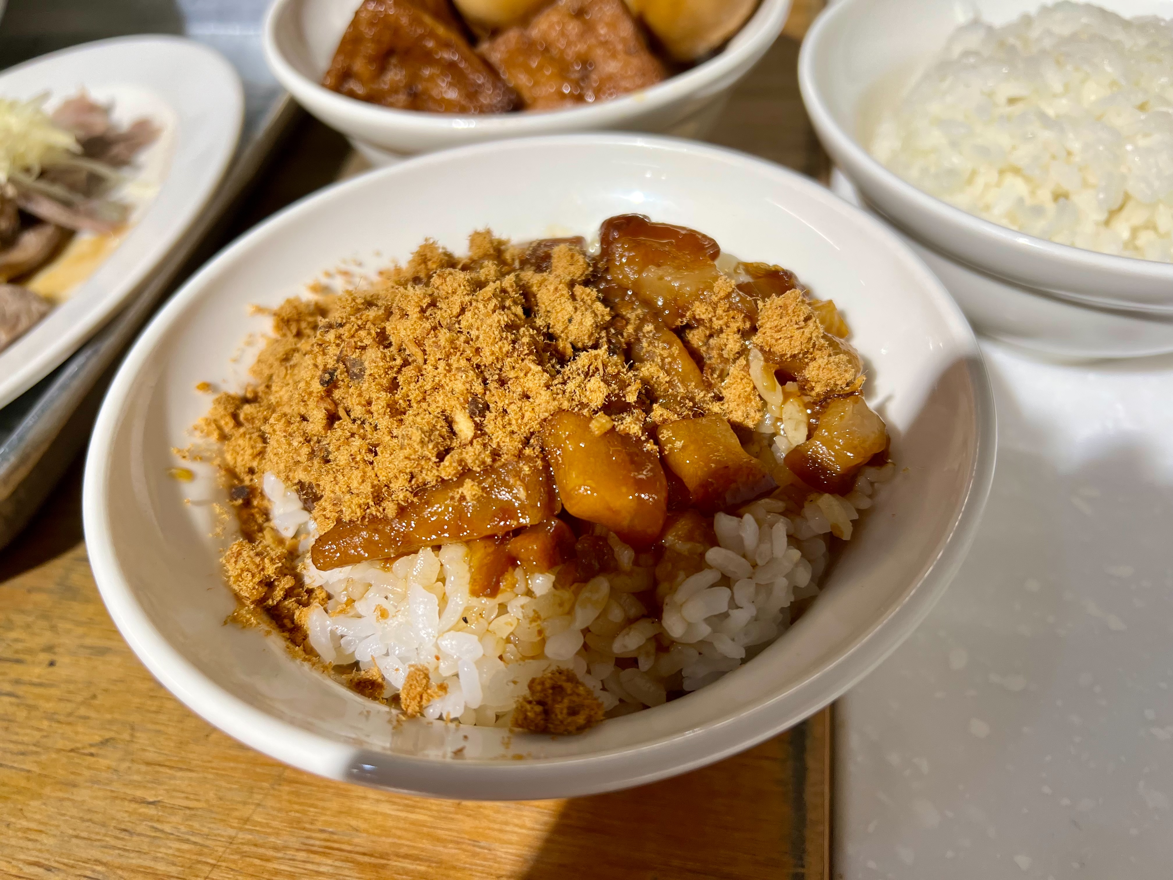 台北車站美食【北北車魯肉飯】文青風小吃店,必吃人氣魯肉飯,連日本藝人都大讚!