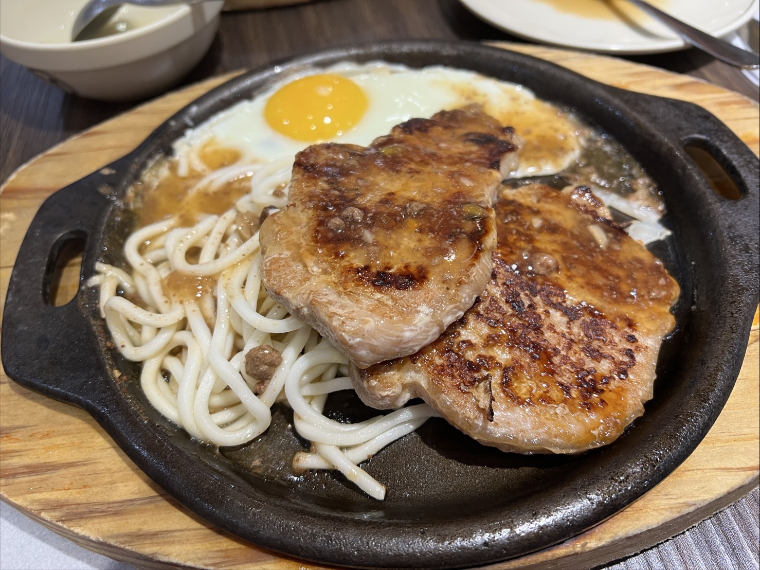 三重三和夜市牛排推薦【一水創意牛排】自助吧炸物超強、親子友善家庭聚餐首選～